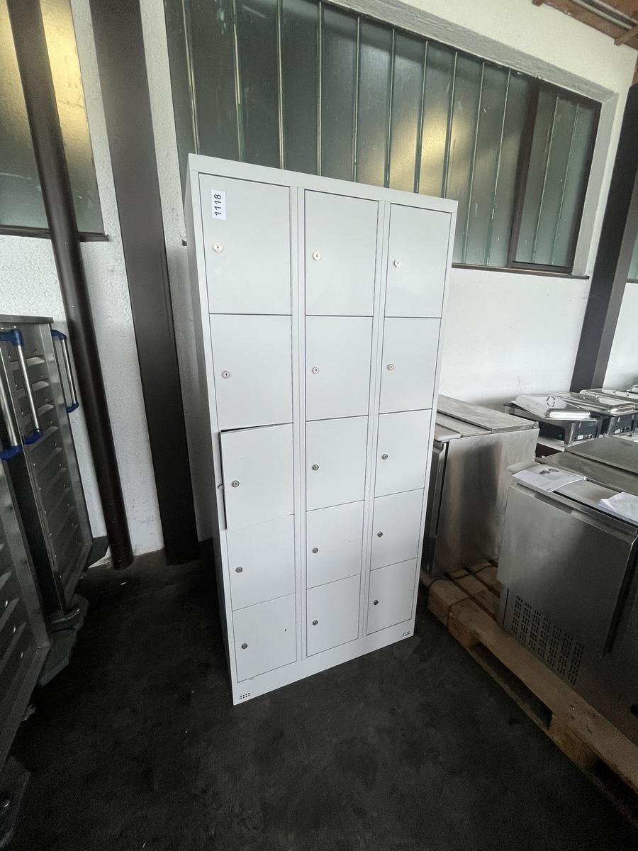 Umkleidespind ca. 90 x 50 x 195 cm mit 15 F&auml;chern?d=2026-06-15 14:36:33