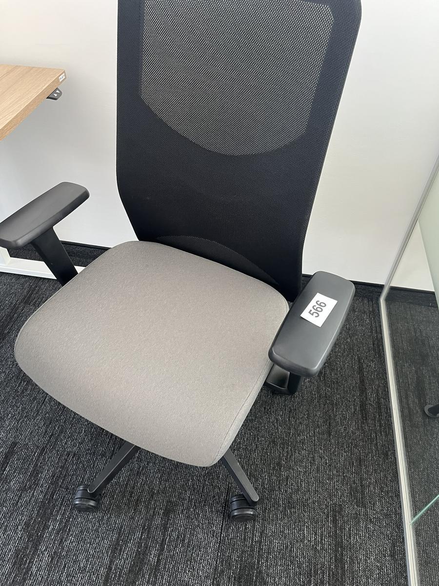 B&uuml;rodrehstuhl Narbutas mit Armlehne