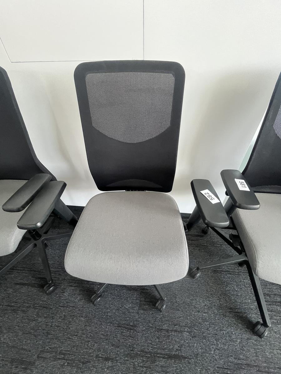 B&uuml;rodrehstuhl Narbutas mit Armlehne?d=2026-06-16 21:12:18