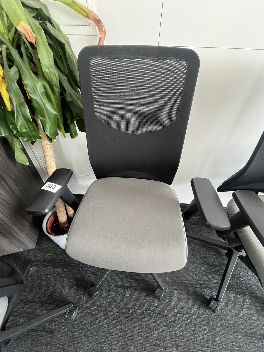 B&uuml;rodrehstuhl Narbutas mit Armlehne
