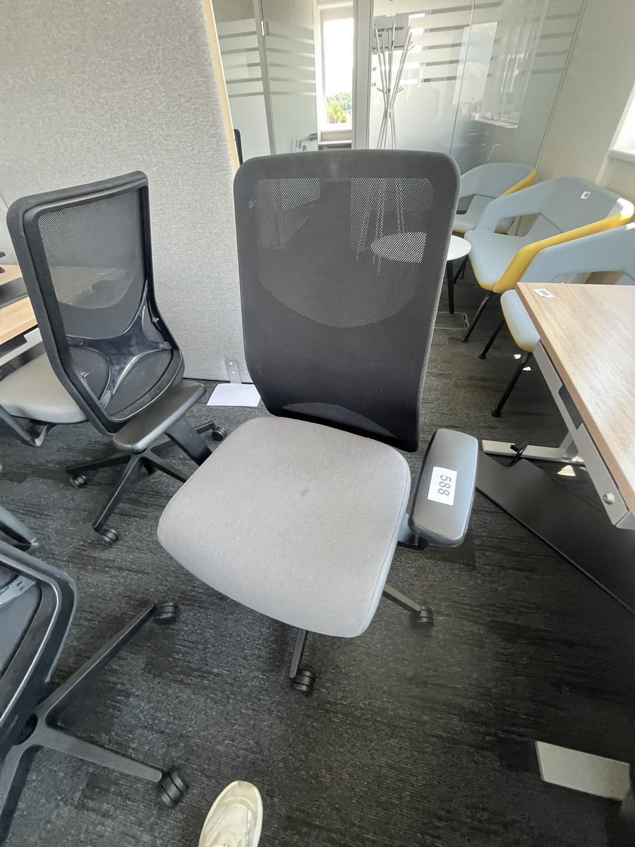 B&uuml;rodrehstuhl Narbutas mit Armlehne?d=2026-06-16 21:12:27