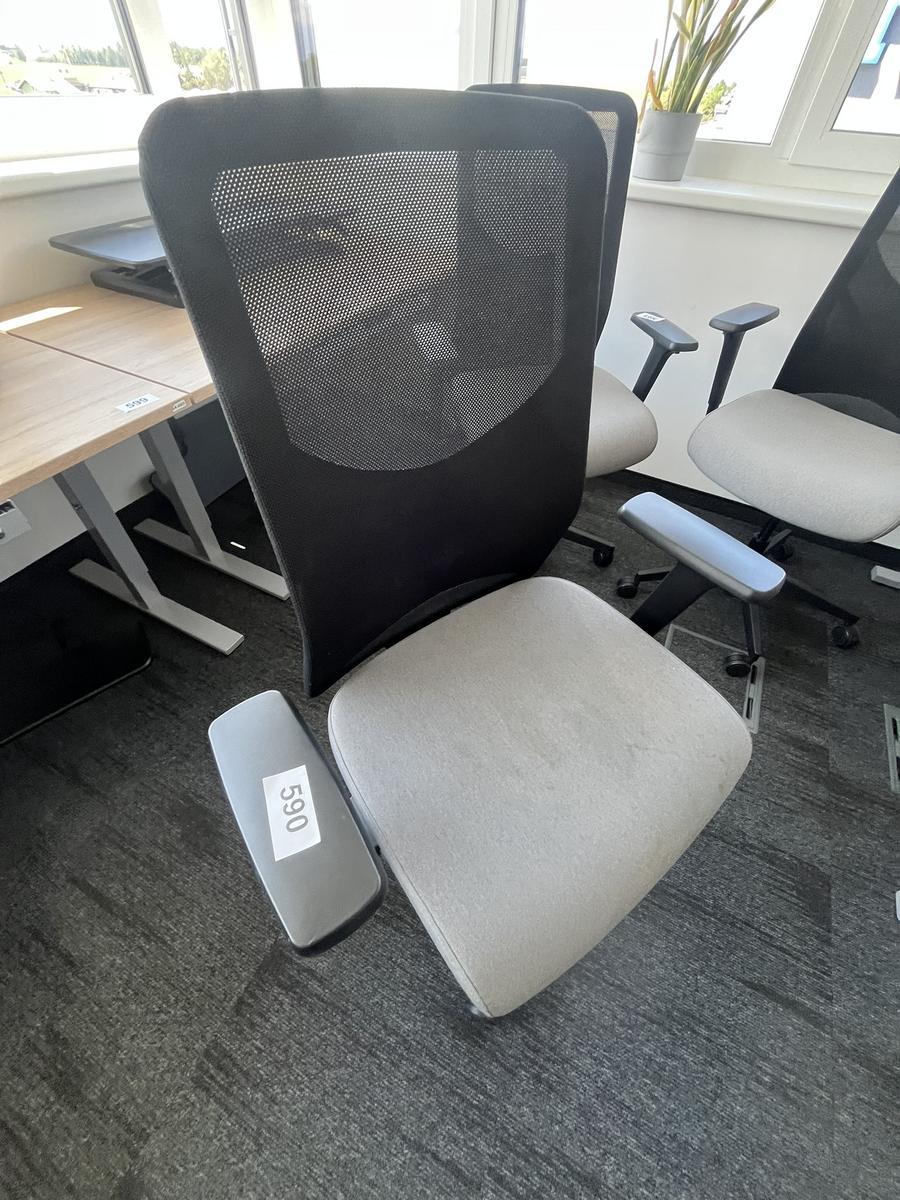B&uuml;rodrehstuhl Narbutas mit Armlehne?d=2026-06-16 21:12:24