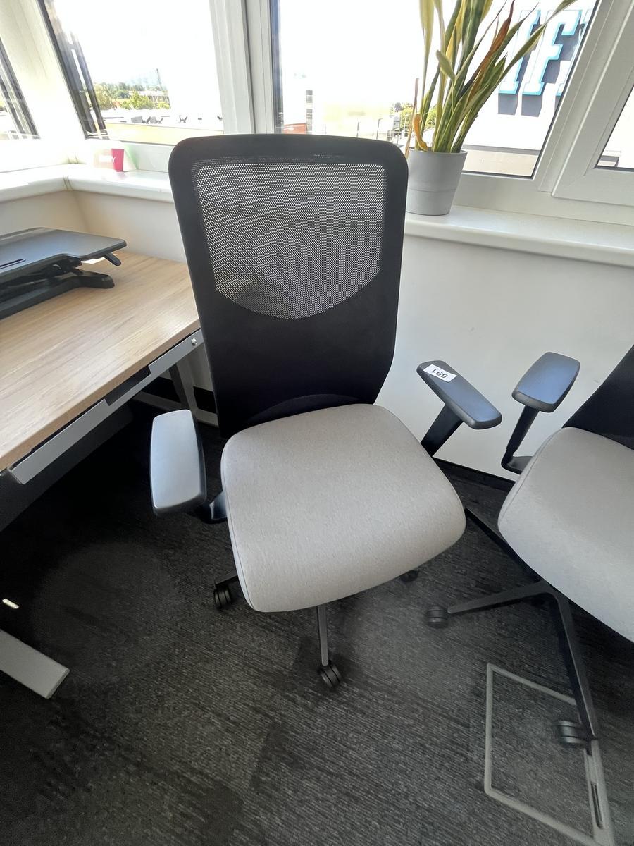 B&uuml;rodrehstuhl Narbutas mit Armlehne
