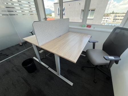 Elektrisch verstellbarer Schreibtisch ca. 130x80 cm mit Rückwand Elektrisch verstellbarer Schreibtisch ca. 130x80 cm mit Rückwand