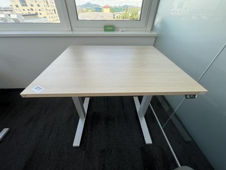Elektrisch verstellbarer Schreibtisch 100x80 cm Elektrisch verstellbarer Schreibtisch 100x80 cm
