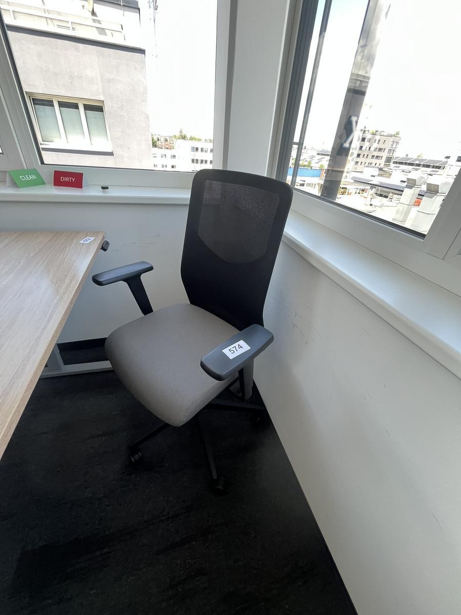 B&uuml;rodrehstuhl Narbutas mit Armlehne