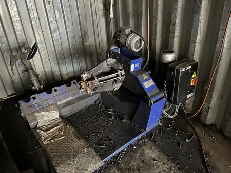 LKW-Reifenmontiermaschine (steht im Container)