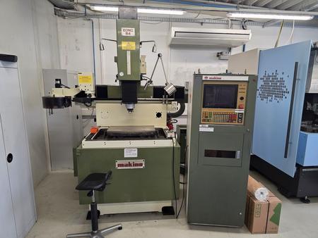 MAKINO EDNC 64 CNC Senkerosionsmaschine, X 600, Y 400 x Z 250 mm, Genauigkeit +- 0,005 mm, Empfohlene Stellfl�che 3 x 3 m, BJ 1987, 8-fach Elektrodenwechsel, betriebsbereit zur Vorf�hrung, Zubeh�r: Gro�er Sinusmagnettisch, diverse Elektrodenhalter