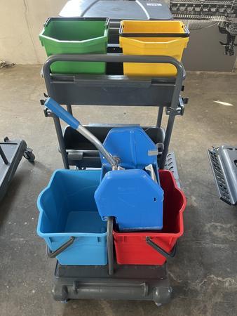 Reinigungswagen mit Abfallbeh�lter, Eimerset und Presse
