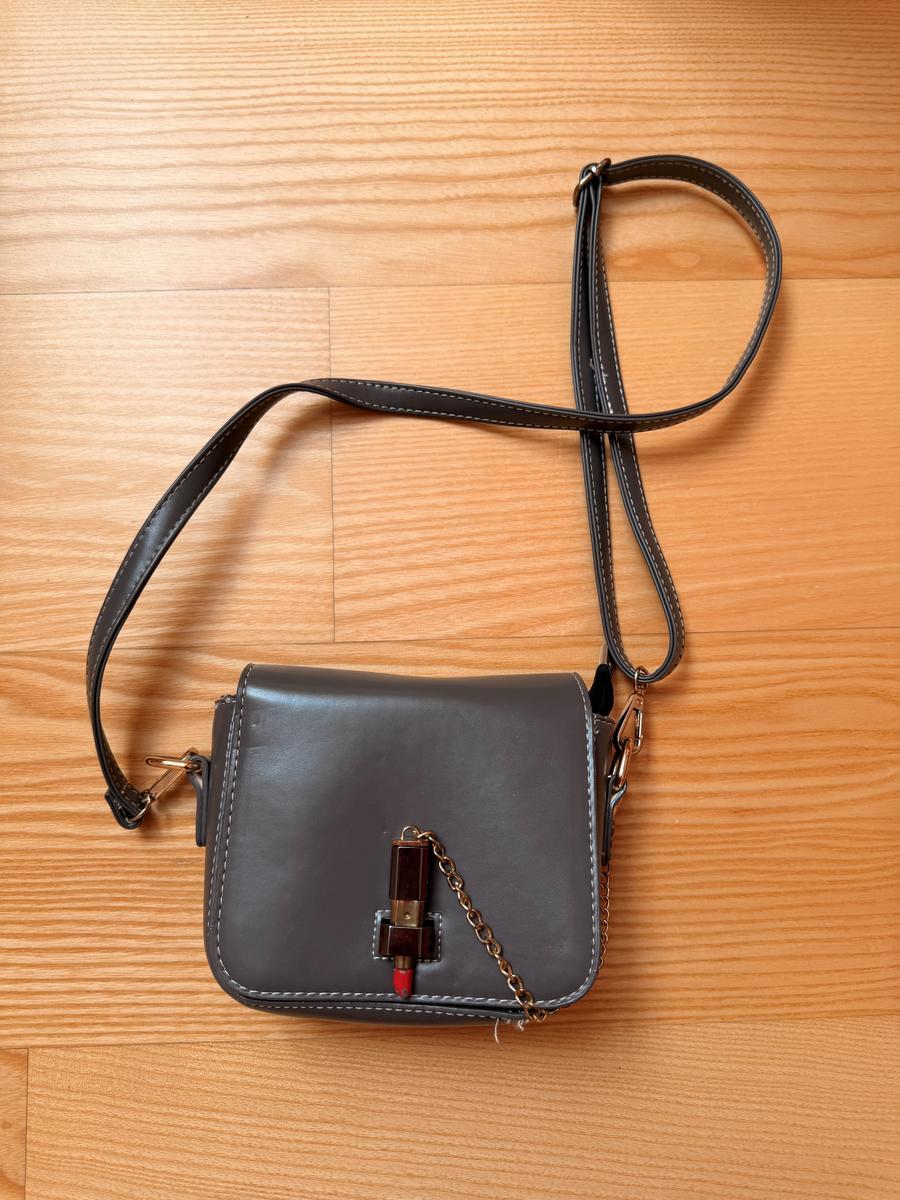 Tasche Grau mit Lippenstift