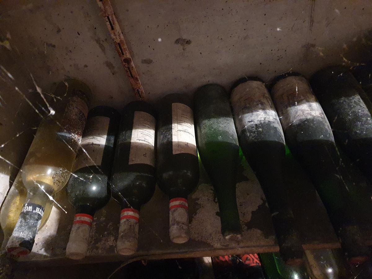 Regalebene Inhalt &uuml;berwiegend alte Weinflaschen?d=2026-07-03 15:13:22