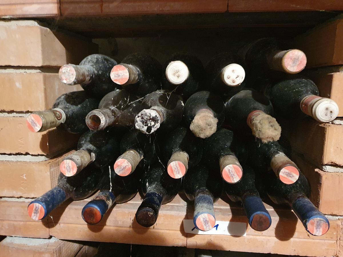 Regalinhalt &uuml;berwiegend alter Wein