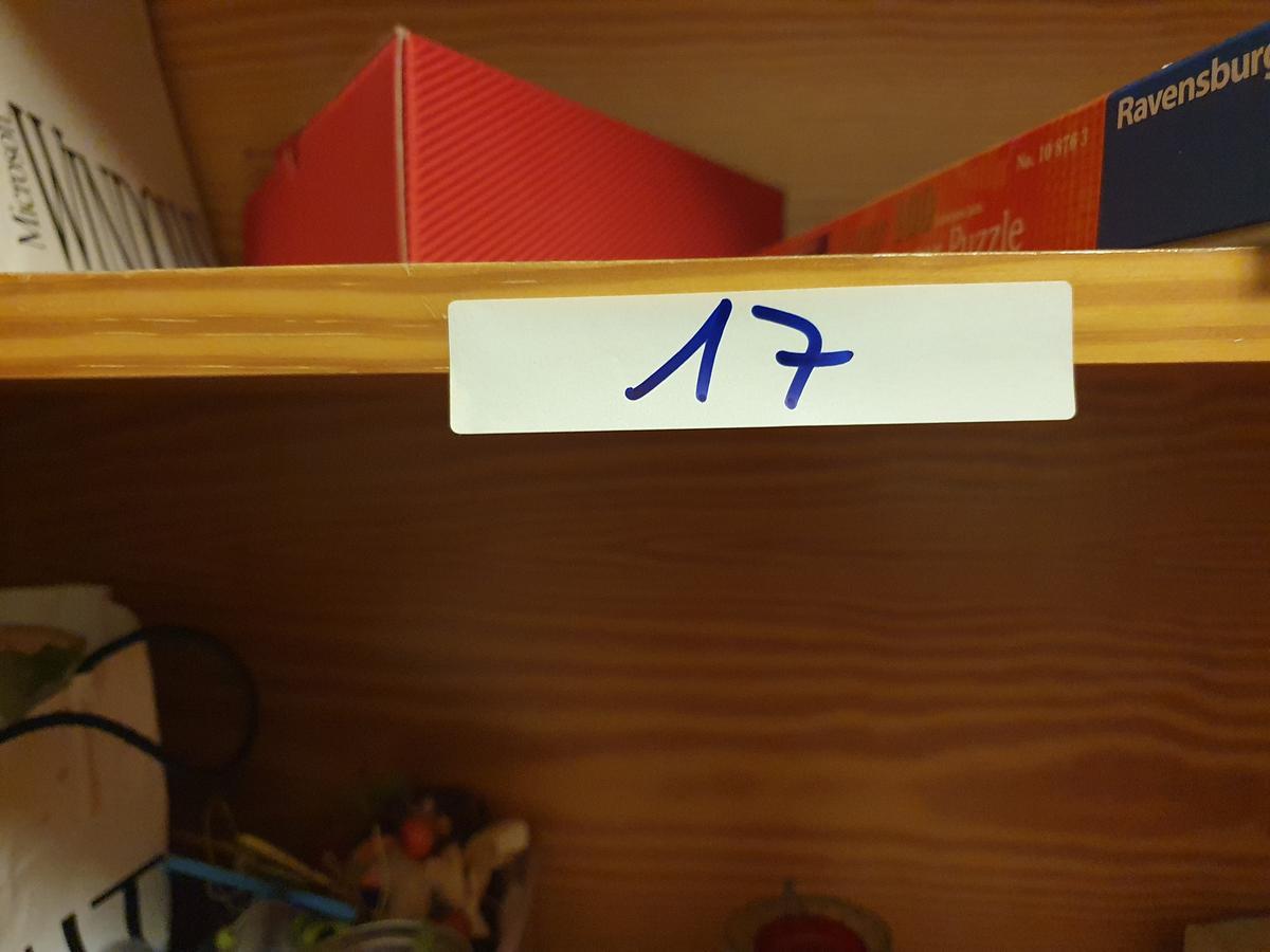Inhalt von 2 Regalen