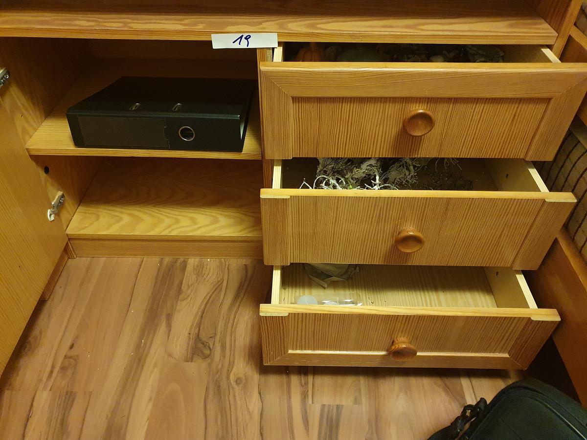 Inhalt von 3 Laden und einem Regal