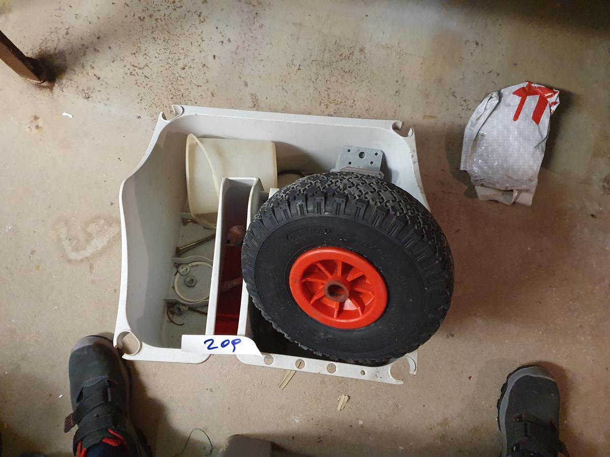 Kiste mit diversen Teilen