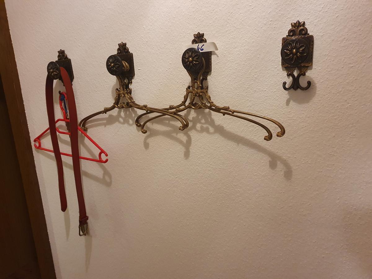 Garderobe mit Kleiderb&uuml;gel aus Messing