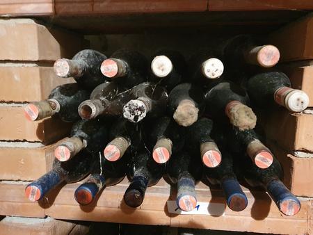 Regalinhalt überwiegend alter Wein Regalinhalt überwiegend alter Wein