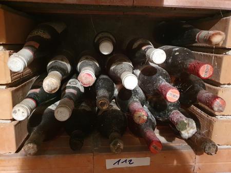 Regalinhalt überwiegend alter Wein Regalinhalt überwiegend alter Wein