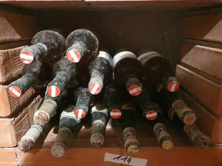Regalinhalt überwiegend alter Wein Regalinhalt überwiegend alter Wein