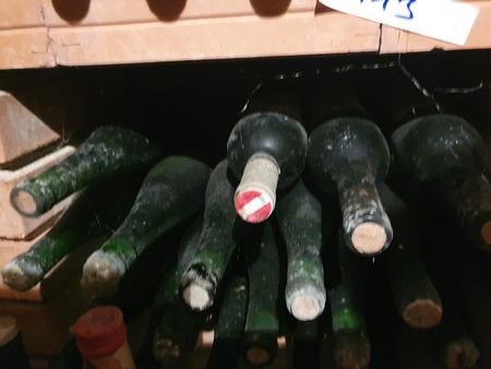 Regalinhalt überwiegend alter Wein Regalinhalt überwiegend alter Wein