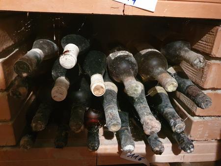 Regalinhalt überwiegend alter Wein Regalinhalt überwiegend alter Wein