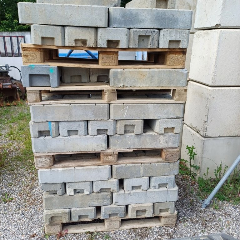 ca. 24 Stk. Betonsteine f&uuml;r Bauzaun