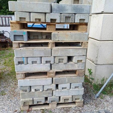 ca. 24 Stk. Betonsteine für Bauzaun ca. 24 Stk. Betonsteine für Bauzaun