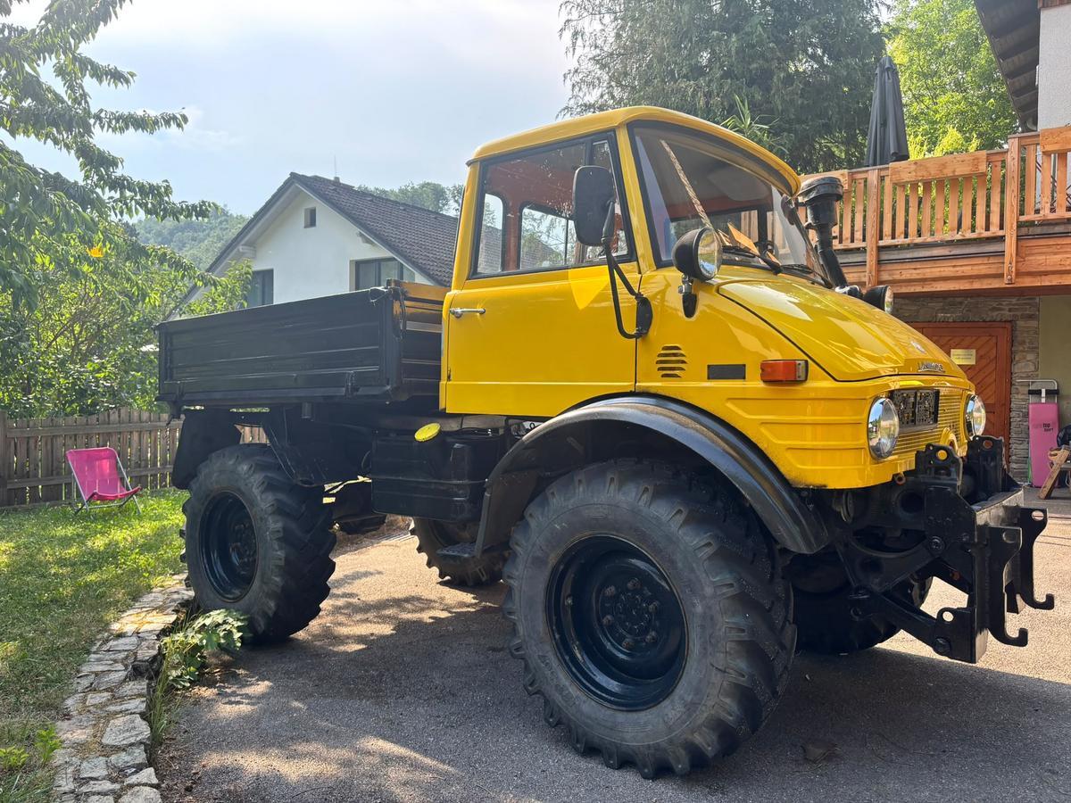 UNIMOG 406 zweiachsige Zugmaschine mit geschlossenem F&uuml;hrerhaus, beschr&auml;nkte Lasdefl&auml;che mit umlegbaren Bordw&auml;nden, 1 Lenkersitz, 1 Mitfahrersitz, fallweise mit Aufsteckbordw&auml;nden als Sitzb&auml;nke f&uuml;r 6 Personen verwendbar, Diesel-Viertaktmotor, Gesamthubrau