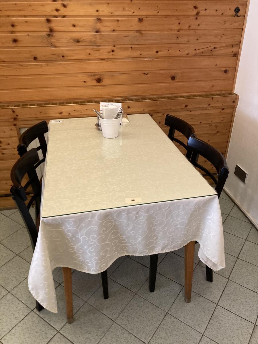 Gastrotisch ca. 70 x 110 cm, mit hellem Gestell inkl. 4 Gastrost&uuml;hle (teilweise stark gebraucht)