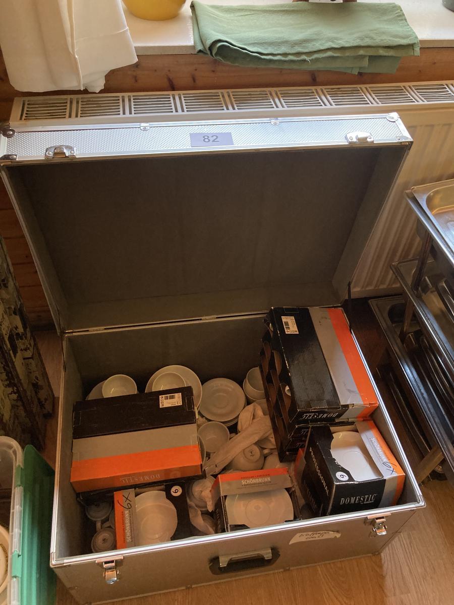 Gro&szlig;posten  Kaffee-Geschirr ca. 60 Tassen inkl. Untertassen und Transportbox 70 x 50 cm?d=2026-07-14 13:56:06