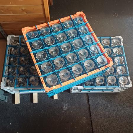 ca. 3 Körbe mit 75 Stk. geeichten Weingläser ca. 3 Körbe mit 75 Stk. geeichten Weingläser