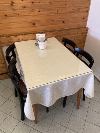 Gastrotisch ca. 70 x 110 cm, mit hellem Gestell inkl. 4 Gastrostühle (teilweise stark gebraucht) Gastrotisch ca. 70 x 110 cm, mit hellem Gestell inkl. 4 Gastrostühle (teilweise stark gebraucht)