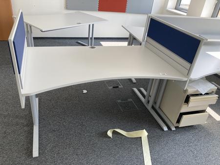 Schreibtisch ohne R�ckwand, geschwungen, mit zwei Seitenw�nden, Ma�e: ca. 160 x 85 x 100 cm