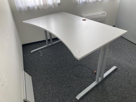 Schreibtisch ohne R�ckwand, geschwungen, Ma�e: ca. 160 x 85 x 100 cm