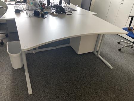Schreibtisch ohne R�ckwand, geschwungen, Ma�e: ca. 160 x 85 x 100 cm + Beistelltisch