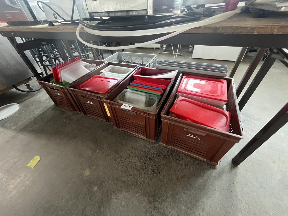 4 Kunststoffboxen bef&uuml;llt mit Kunststoffdeckeln, GN usw.