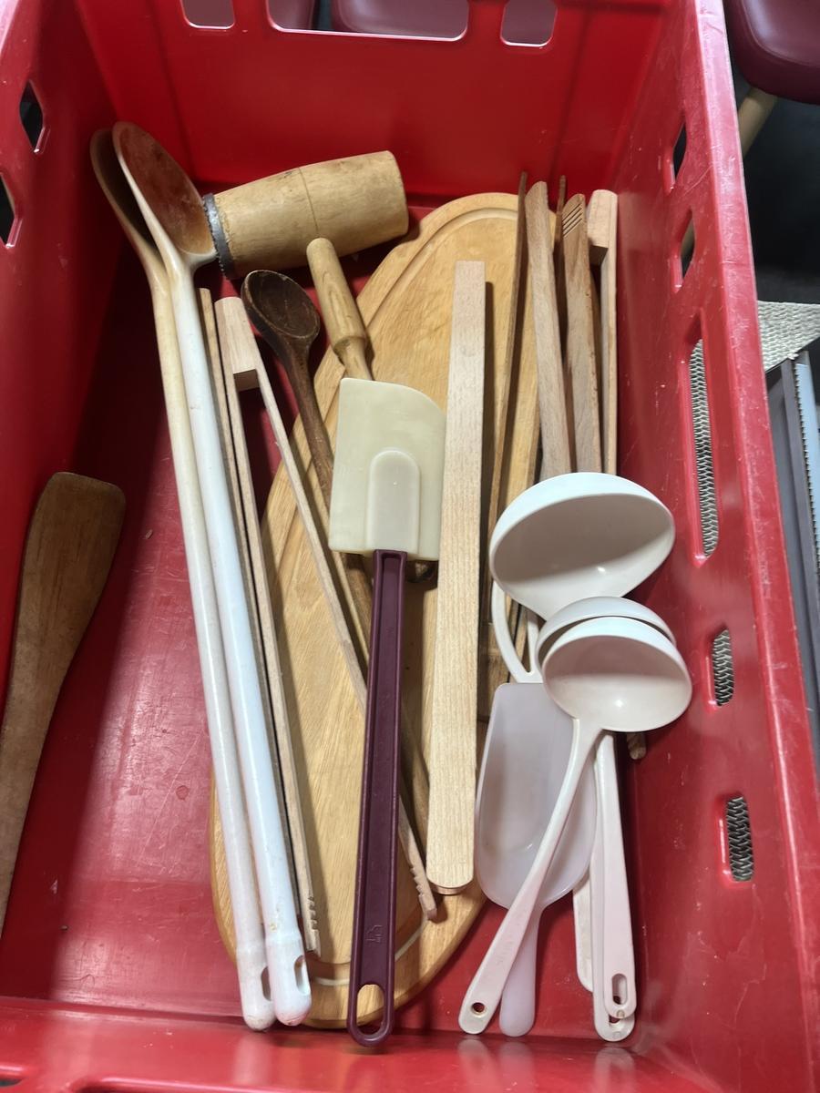 Box mit Kochl&ouml;ffeln und Kochbehelfen