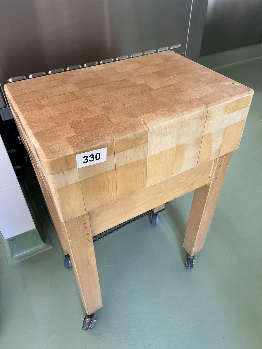 Hackstock in Holz kaum gebraucht mit Rollen ca. 60/40/90 cm