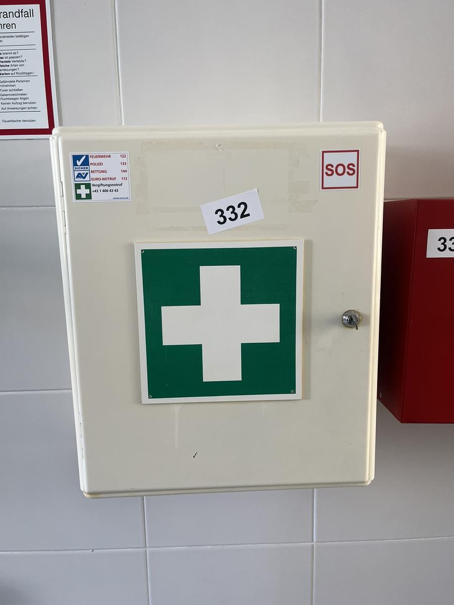 Erste Hilfekasten nach &Ouml;NORM best&uuml;ckt