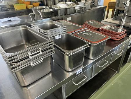 16 Stück GN Behälter mit ISO Deckelsystem in div.Größen 16 Stück GN Behälter mit ISO Deckelsystem in div.Größen
