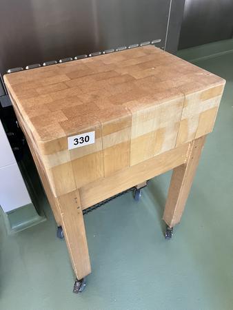 Hackstock in Holz kaum gebraucht mit Rollen ca. 60/40/90 cm Hackstock in Holz kaum gebraucht mit Rollen ca. 60/40/90 cm