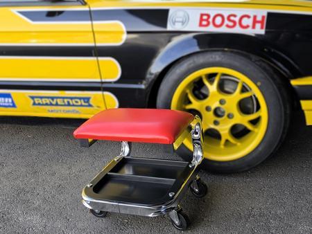 Werkstatthocker mit Rollen – Rot/Chrome Werkstatthocker mit Rollen – Rot/Chrome