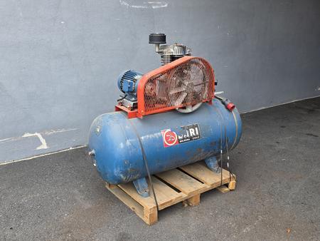 Kompressor, Verdichter 1 Jahr alt, Luftkessel 300 L, mit Asynchronmotor, Typ AO 100 L, 50 Hz, Spannung 220/380 V