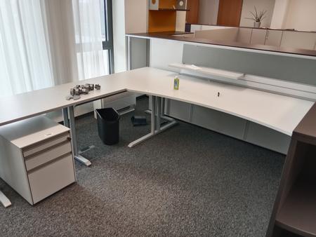 L-förmige Schreibtischkombination ca. 240 x 100 - 240 cm L-förmige Schreibtischkombination ca. 240 x 100 - 240 cm