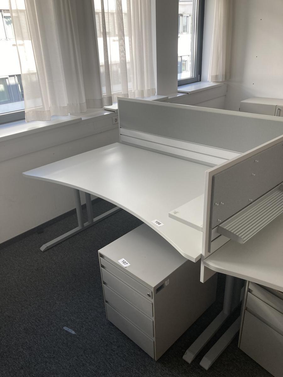 Schreibtisch mit R&uuml;ckwand, geschwungen, Ma&szlig;e: ca. 160 x 85 x 100 cm?d=2026-09-01 16:59:12