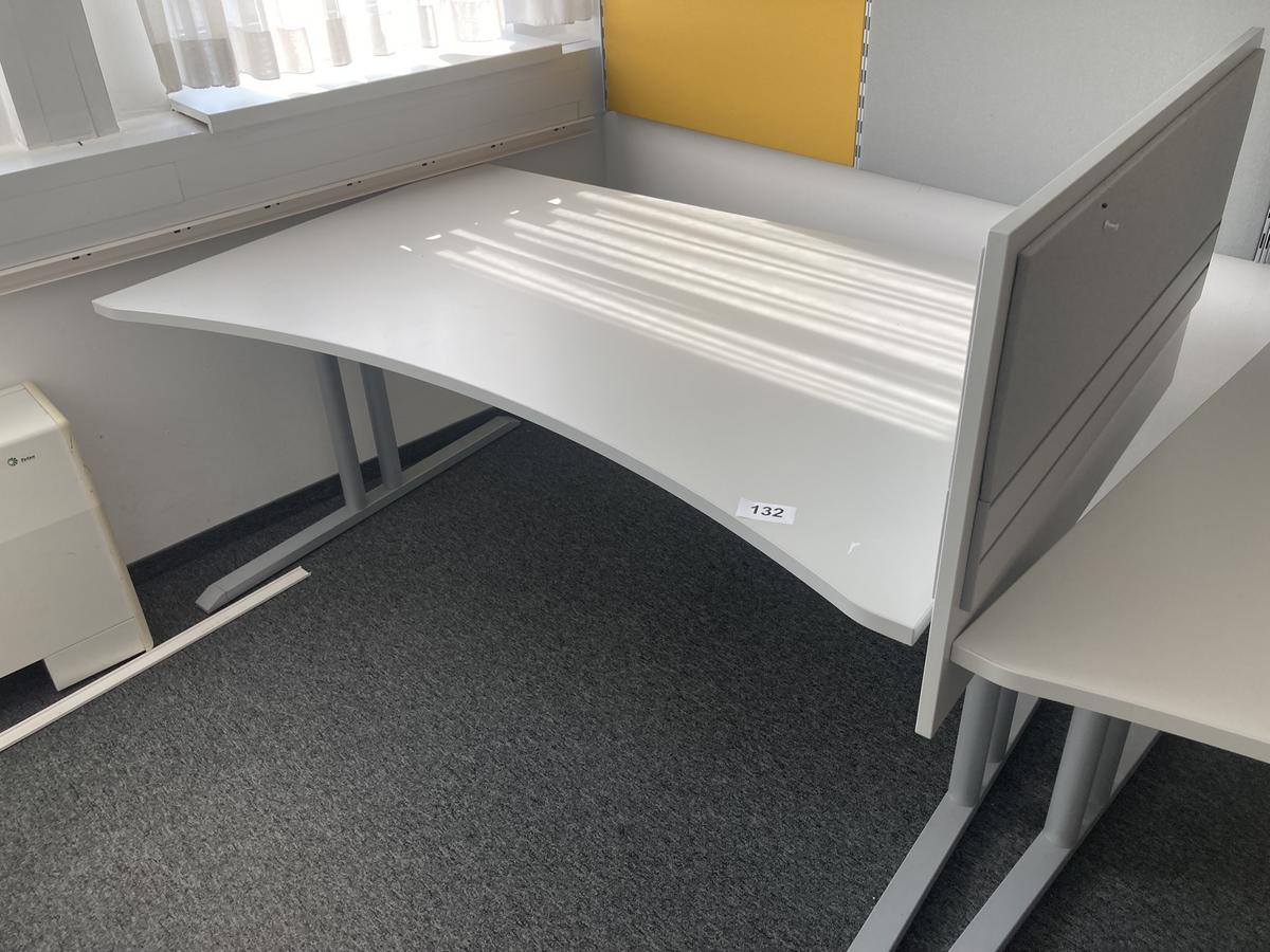 Schreibtisch ohne R&uuml;ckwand, geschwungen, mit Seitenwand, Ma&szlig;e: ca. 160 x 85 x 100 cm?d=2026-09-01 17:46:44