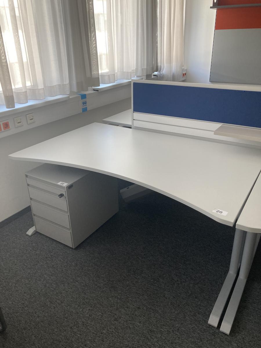 Schreibtisch mit R&uuml;ckwand, geschwungen, Ma&szlig;e: ca. 160 x 85 x 100 cm?d=2026-09-01 16:59:38