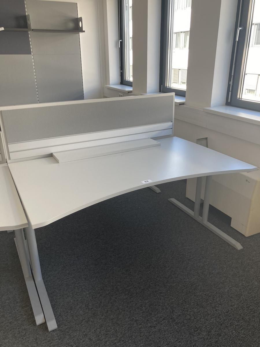 Schreibtisch mit R&uuml;ckwand, geschwungen, Ma&szlig;e: ca. 160 x 85 x 100 cm?d=2026-09-01 16:59:42