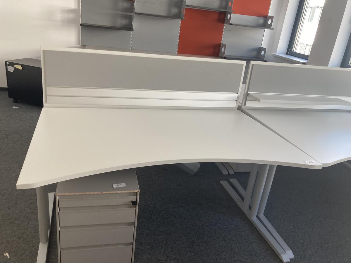 Schreibtisch mit R&uuml;ckwand, geschwungen, Ma&szlig;e: ca. 160 x 85 x 100 cm?d=2026-09-01 17:00:08