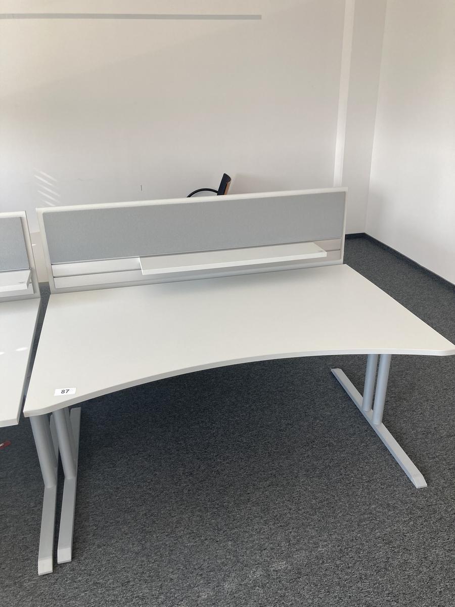 Schreibtisch mit R&uuml;ckwand, geschwungen, Ma&szlig;e: ca. 160 x 85 x 100 cm?d=2026-09-01 16:58:50